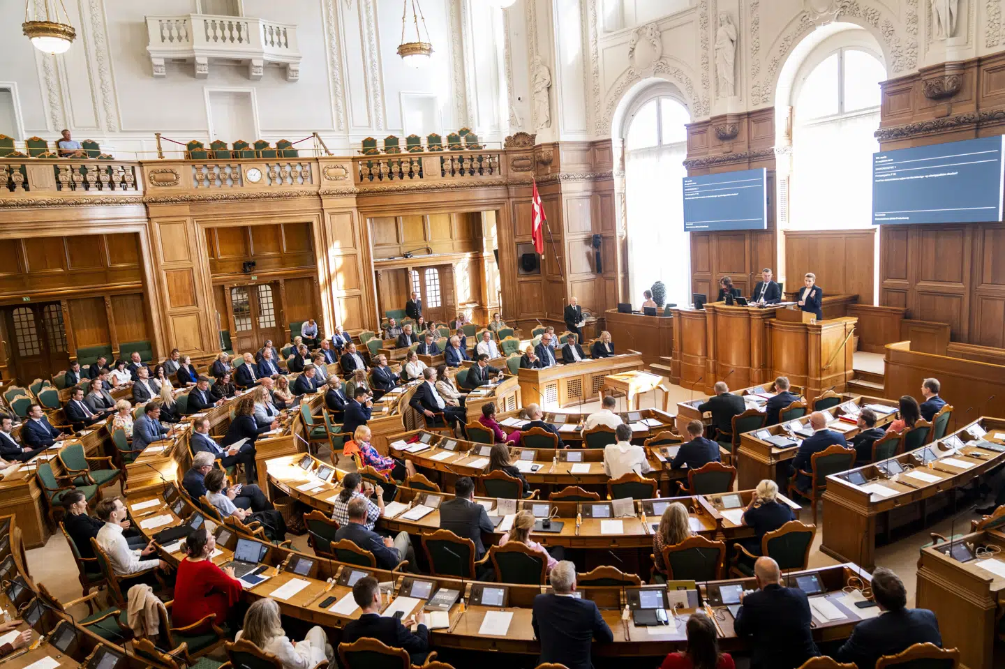 Folketingssalen er her fotograferet under afslutningsdebatten i maj 2024. Fredag morgen var salen godt fyldt, da 102 folketingsmedlemmer stemte for et beslutningsforslag om at nedsætte en privatlivskommission. (Arkivfoto).