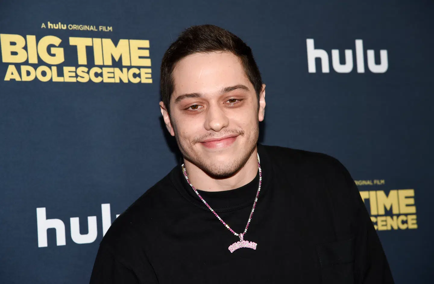 Pete Davidson har været med i flere film og tv-serie og har tidligere dannet par med sangeren Ariana Grande og Kim Kardashian.
