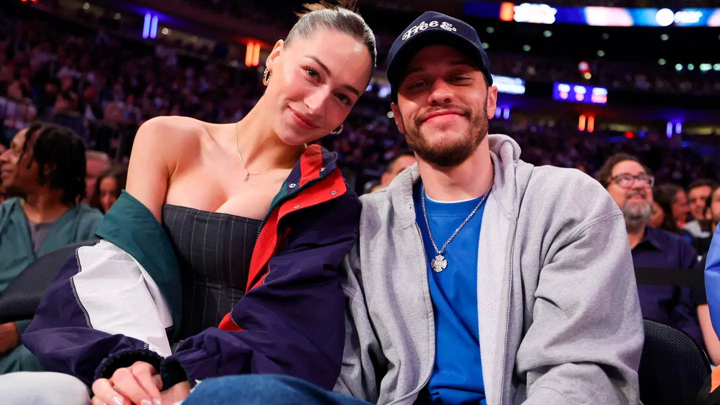 Den britiske model og influencer Elsie Hewitt med Pete Davidson.