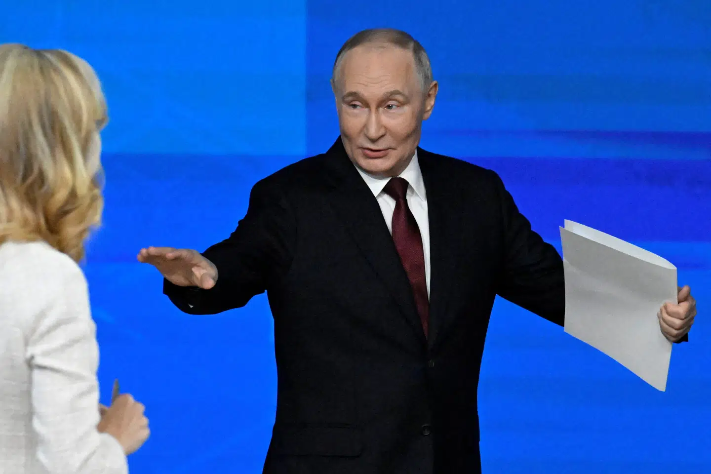 Vladimir Putin går ud på scenen til sit store årlige pressemøde.