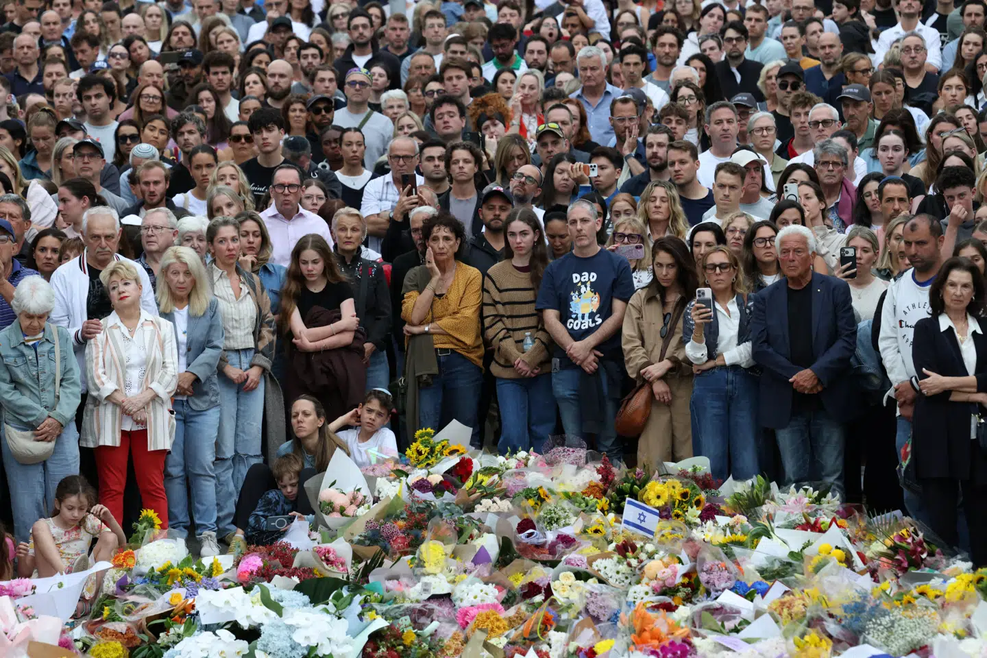 Sørgende ved Bondi Beach i Sydney, Australien, lægger blomster. Ifølge Jotam Confino kan det inspirere til copycat-angreb mod jøder i Danmark.