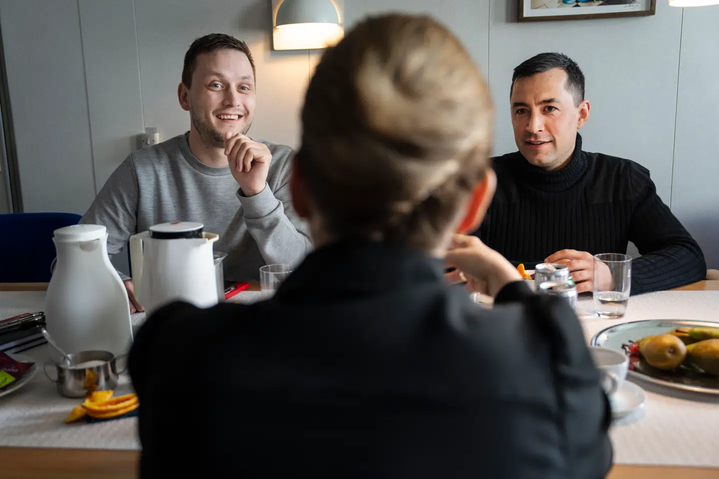 Statsminister Mette Frederiksen (S) taler med Múte Bourup Egede og Jens-Frederik Nielsen ombord på Forsvarets inspektionsskib Vædderen. Den ydre trussel fra Trump har fået Danmark og Grønland til at rykke tættere sammen.