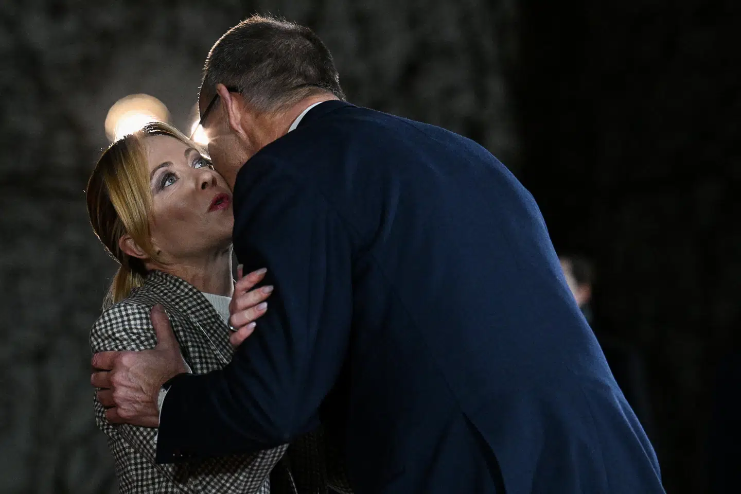 Italiens premierminister, Giorgia Meloni, og den tyske kansler, Friedrich Merz, hilser varmt på hinanden forud for et møde i Berlin først på ugen. Stemningen mellem de to var mindre hjertelig under EU-topmødet natten til fredag.