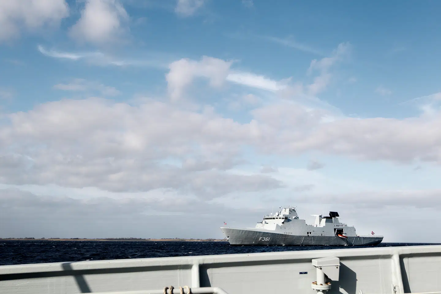 Diskussionen om Danmarks nye fregatter spidser til. Nu beskylder tre af industriens stærkeste stemmer forsvarsminister Troels Lund Poulsen (V) for at sætte opbakningen til forsvarspolitikken over styr.