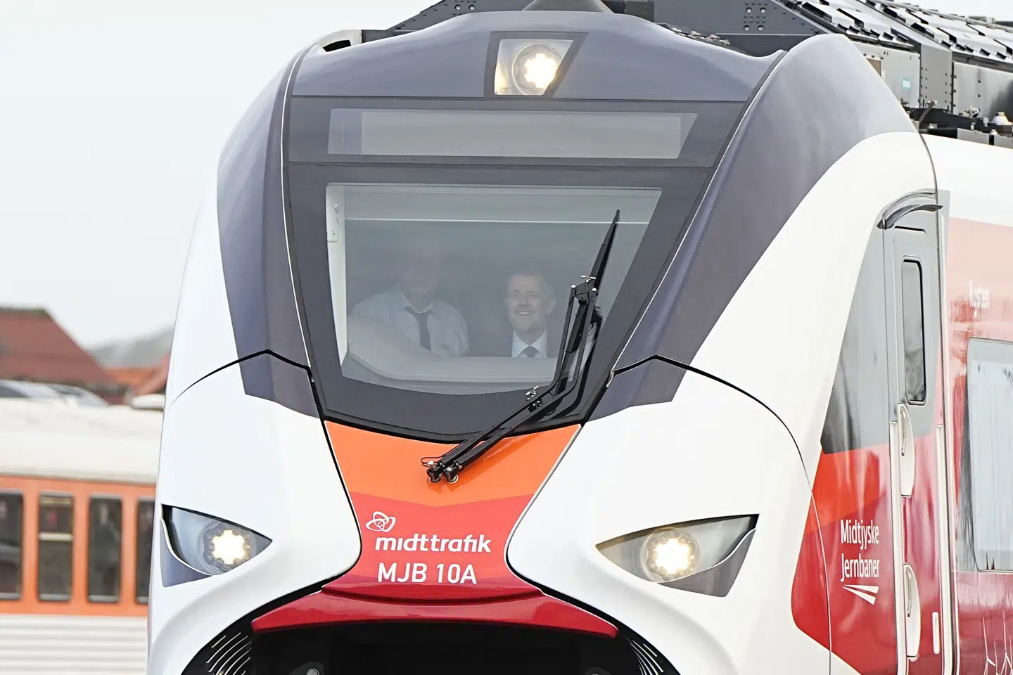 Kong Frederik indviede selv Midtjyske Jernbaners nye batteritog i Lemvig, hvor mange mennesker var mødt op for at hilse på.