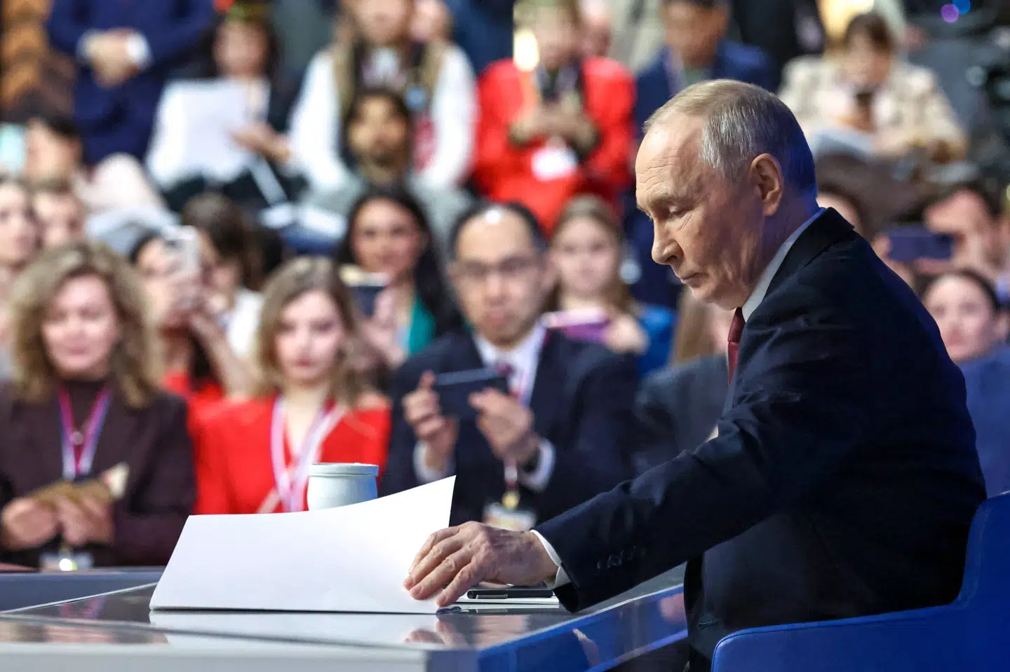 Hvert år i december kan russerne stille spørgsmål til præsident Vladimir Putin. I år finder pressemødet sted efter en periode med intensive forhandlinger om en fredsaftale.