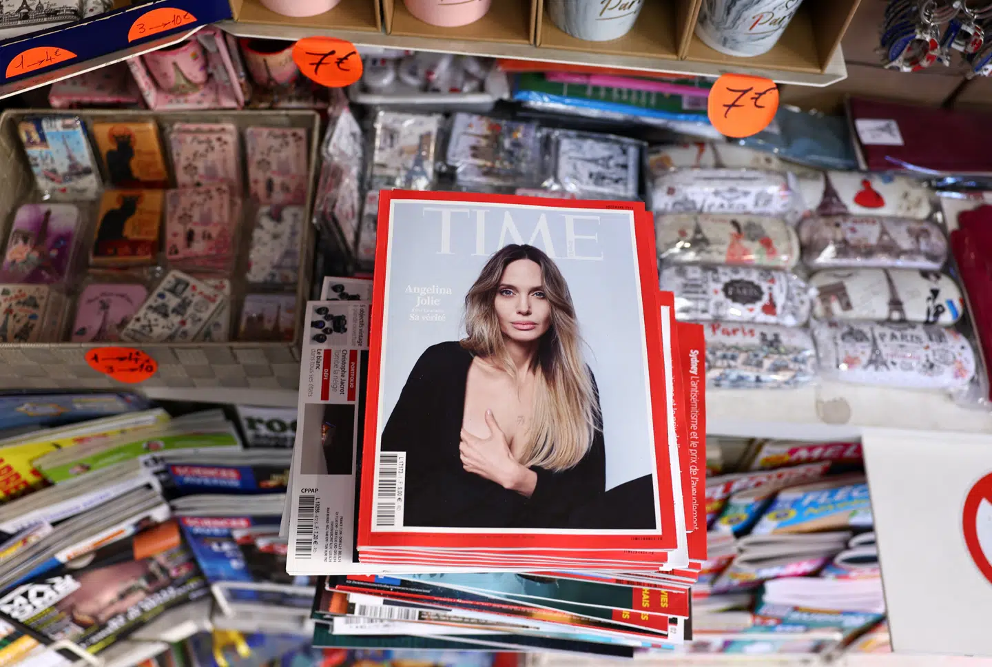 Forsiden hvor den amerikanske skuespiller viser sit ar fra operationen.