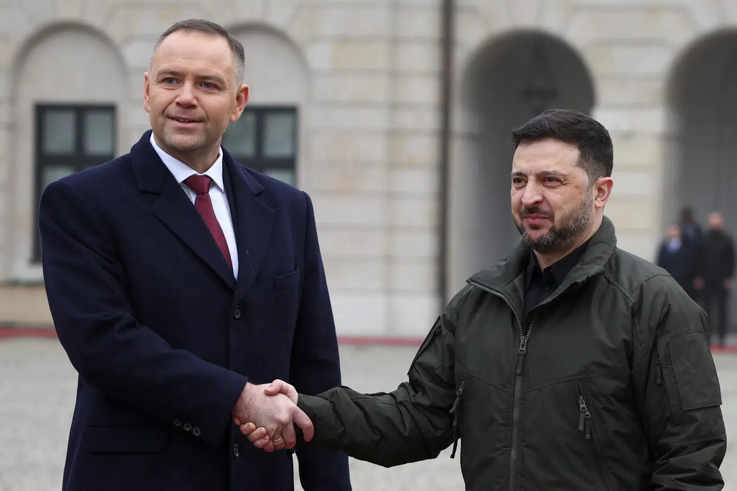 Ukraines præsident, Volodymyr Zelenskyj, bliver budt velkommen af den polske præsident, Karol Nawrocki, uden for præsidentpaladset i Warszawa.