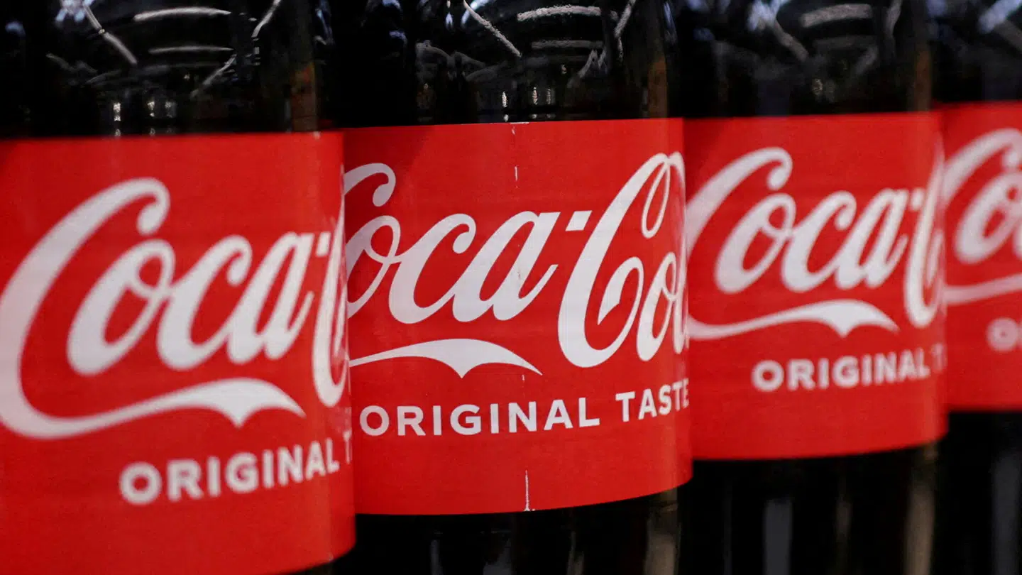 Intet siger jul, som Coca-Colas rød og hvide farver. Netop nu kan du få rigtig billig sodavand hos Netto.