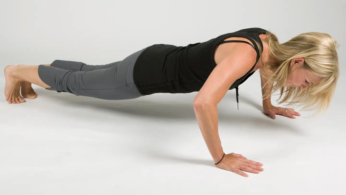Et forsøg, hvor deltagerne skulle lave armbøjninger, viste tydeligt, at dem, der bandede, kunne fortsætte strabadserne i længere tid end dem, der talte pænt. Foto: Claus Bech, Scanpix