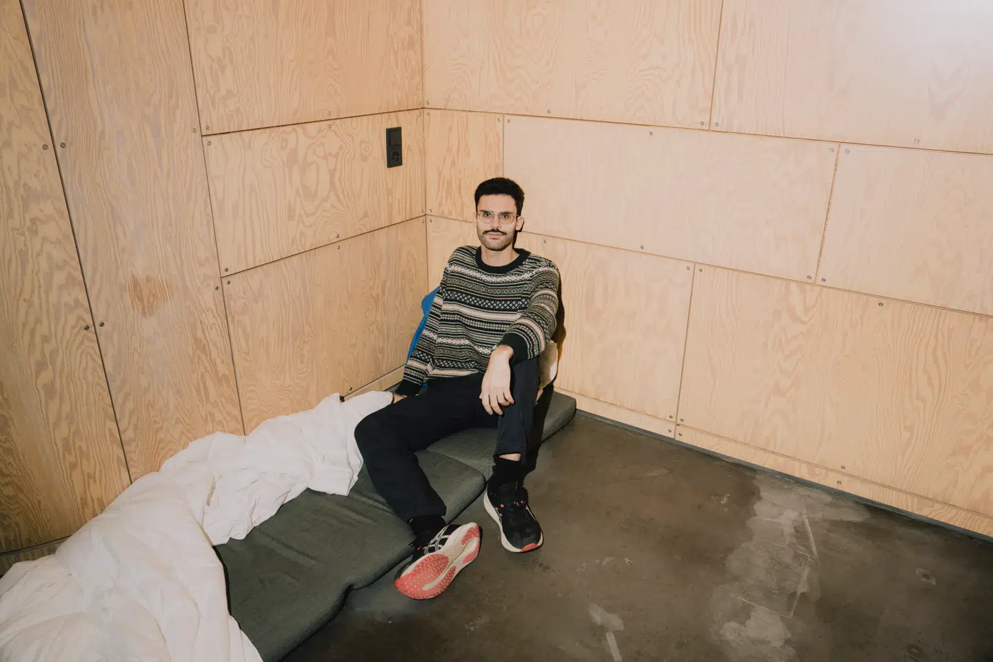 Mohammad Haydar er næsten lige flyttet ind på værelset på Tietgenkollegiet. Derfor har han på nuværende tidspunkt kun et sted at sove og sine studiebøger.