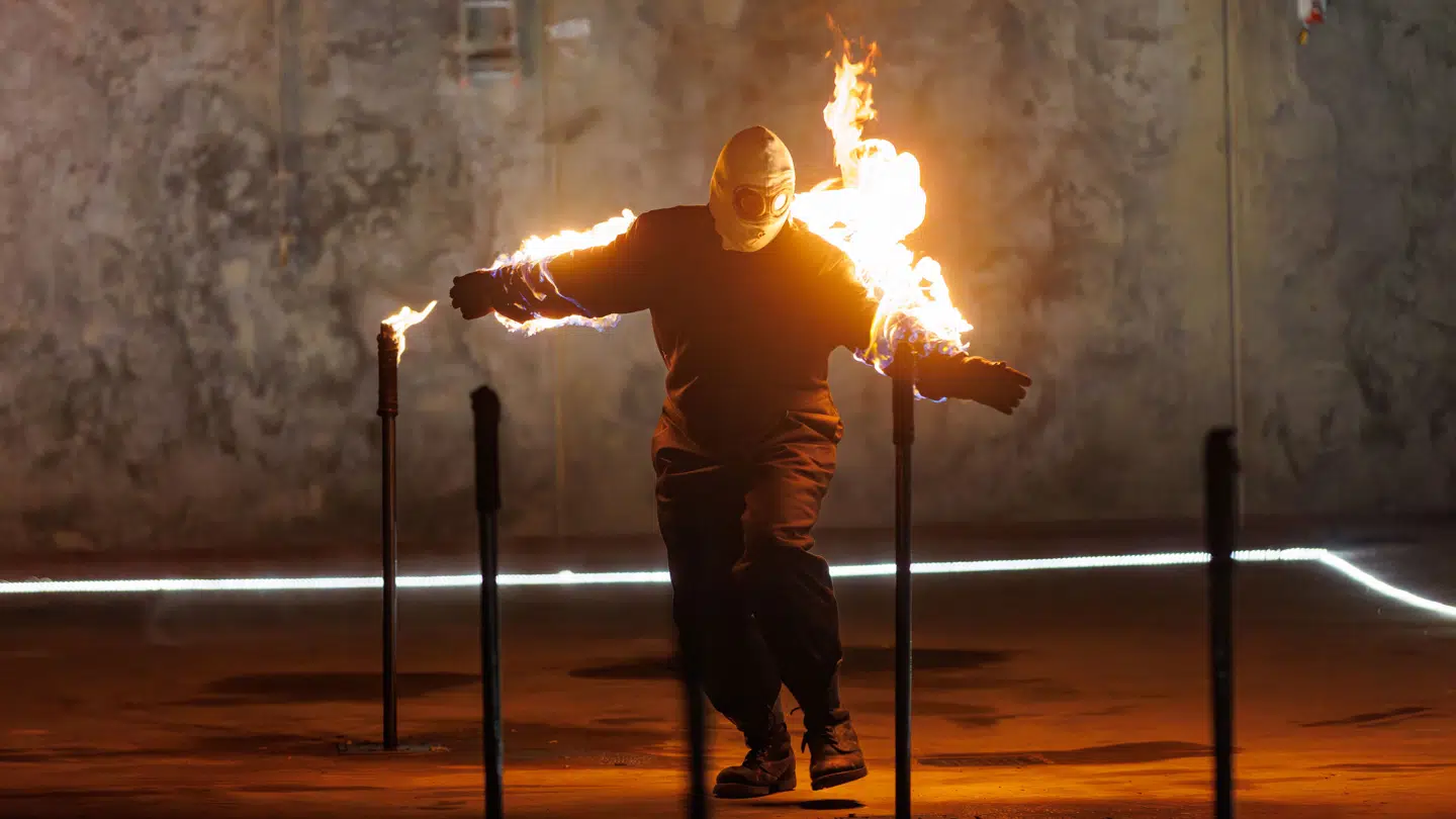 I en af de første konkurrencer skal holdene hurtigst muligt tænde en række fakler.