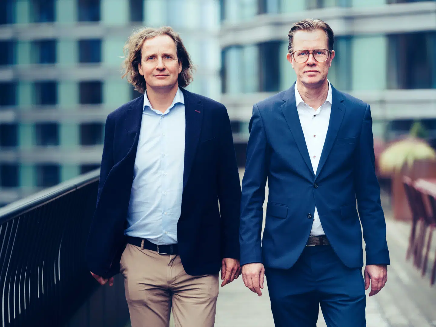 Ulrik Carstens (tv.) og Rune Brinch Kristensen (th.) har som obligationseksperter i Danske Bank de seneste år set en interessant tendens. Danskerne er nemlig blevet mere vilde med at investere i obligationer.