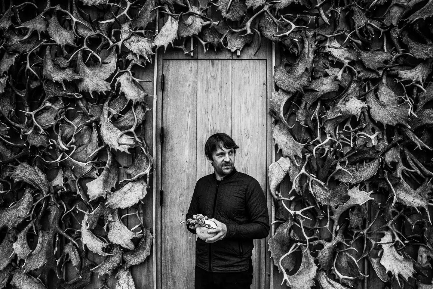 René Redzepi foran Nomas berømte hoveddør.