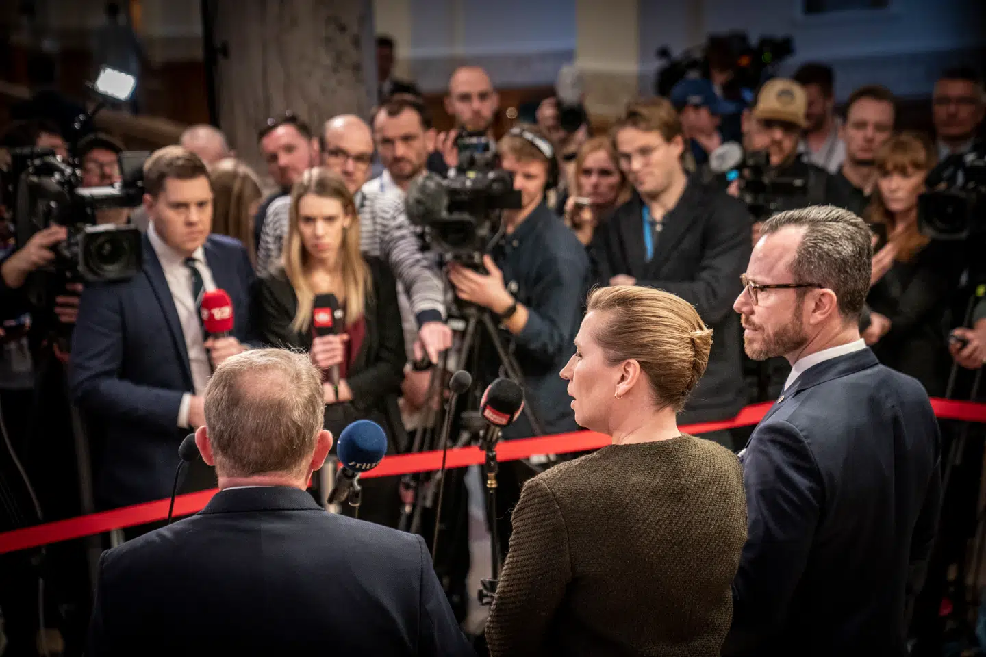 Forslag til ny FE-lov vil ifølge Institut for Menneskerettigheder og Dansk Journalistforbund gøre det væsentligt sværere for journalister at arbejde med hemmelige kilder. Ifølge medieretsekspert er forslaget også i strid med EUs regler om pressefrihed.