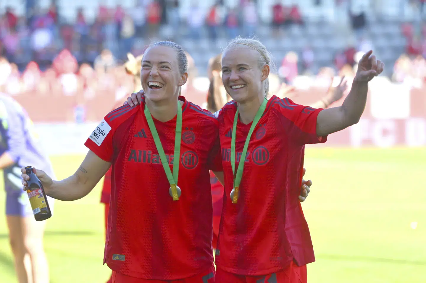 Magdalena Eriksson og Pernille Harder fejrede det tyske mesterskab sammen i sommer. Begge fortsætter i Bayern München til sommeren 2028. (Arkivfoto).