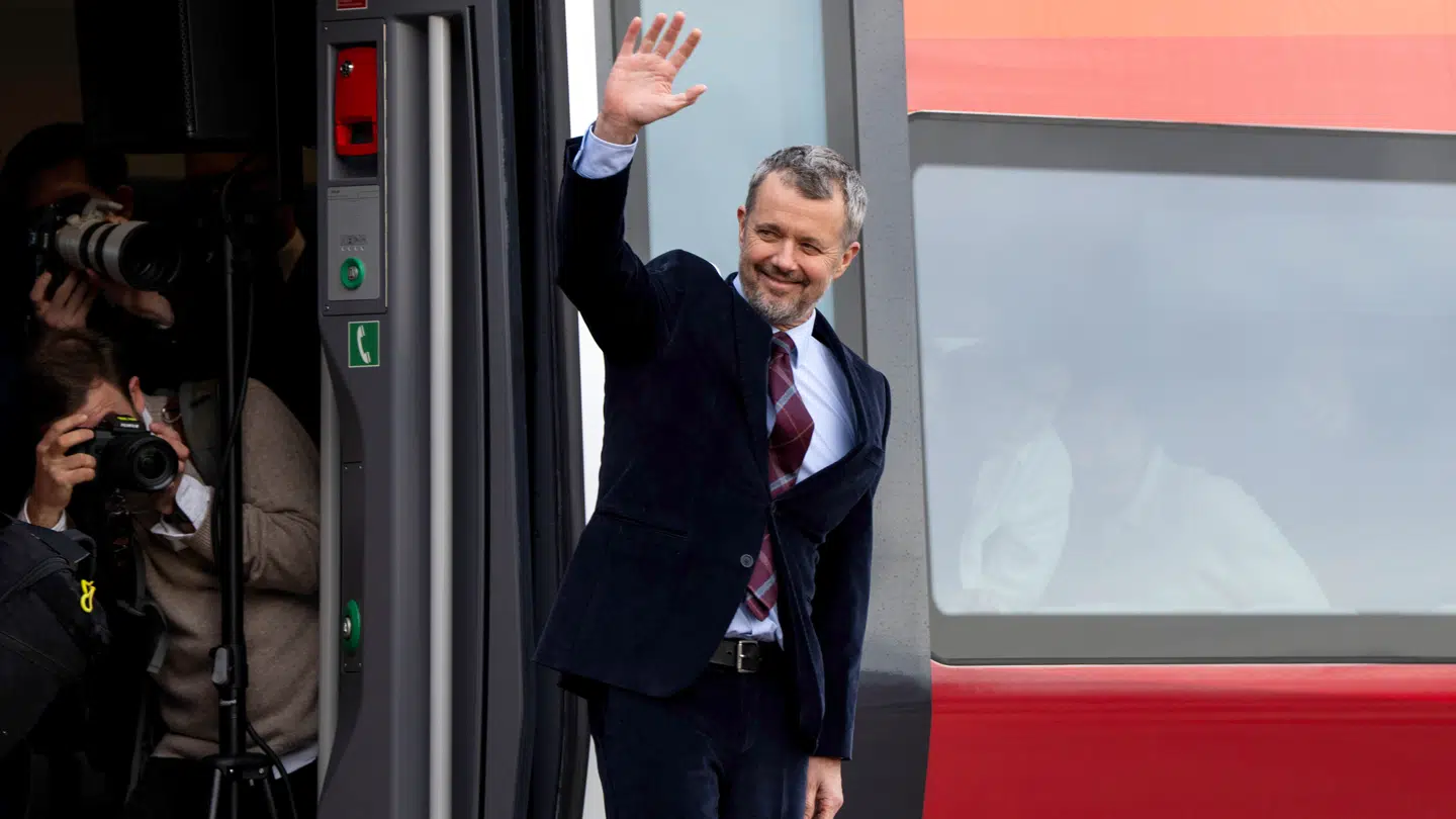 Kong Frederik indvier Midtjyske Jernbaners nye batteritog i Lemvig.