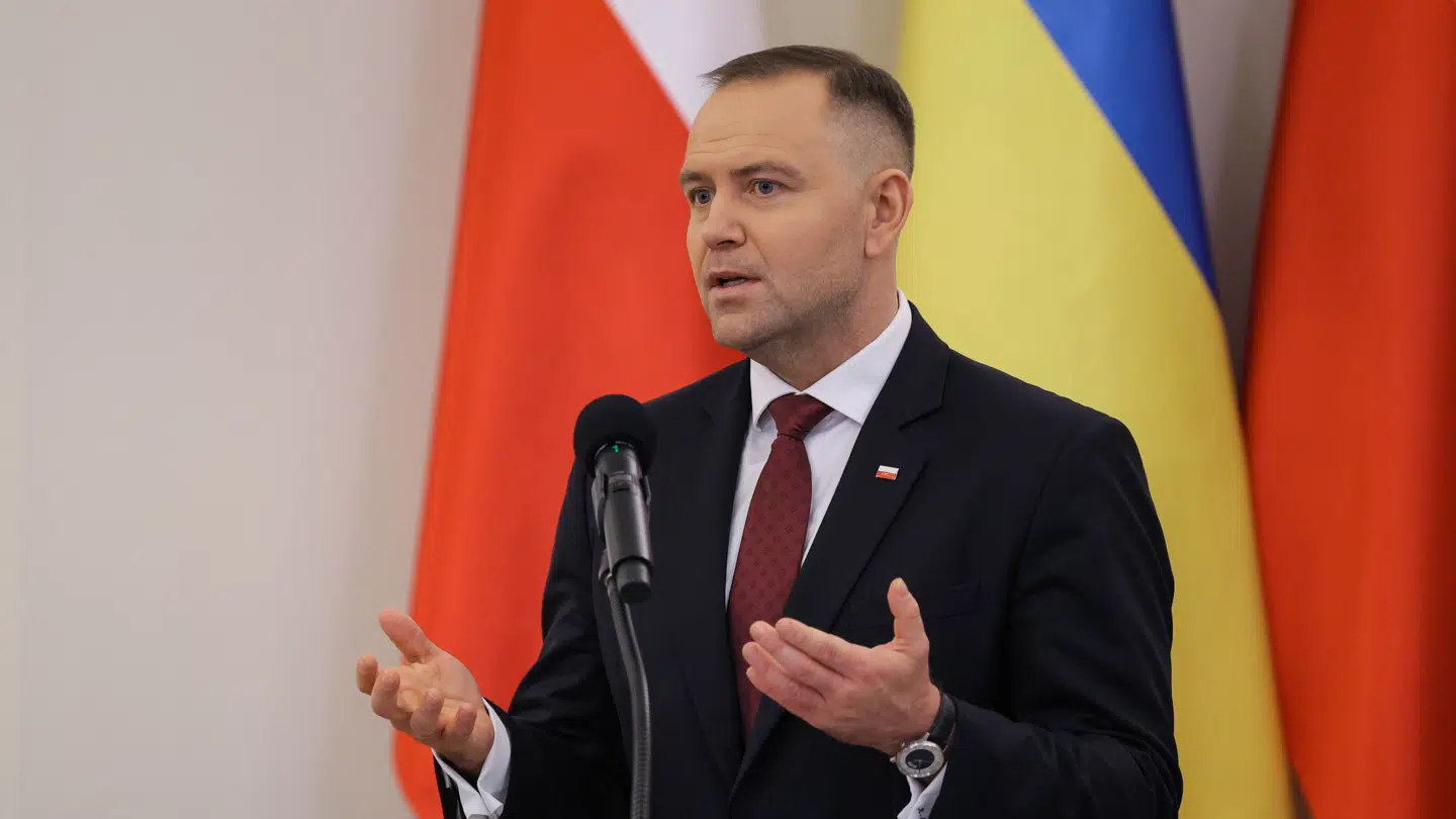 Karol Nawrocki langer ud.