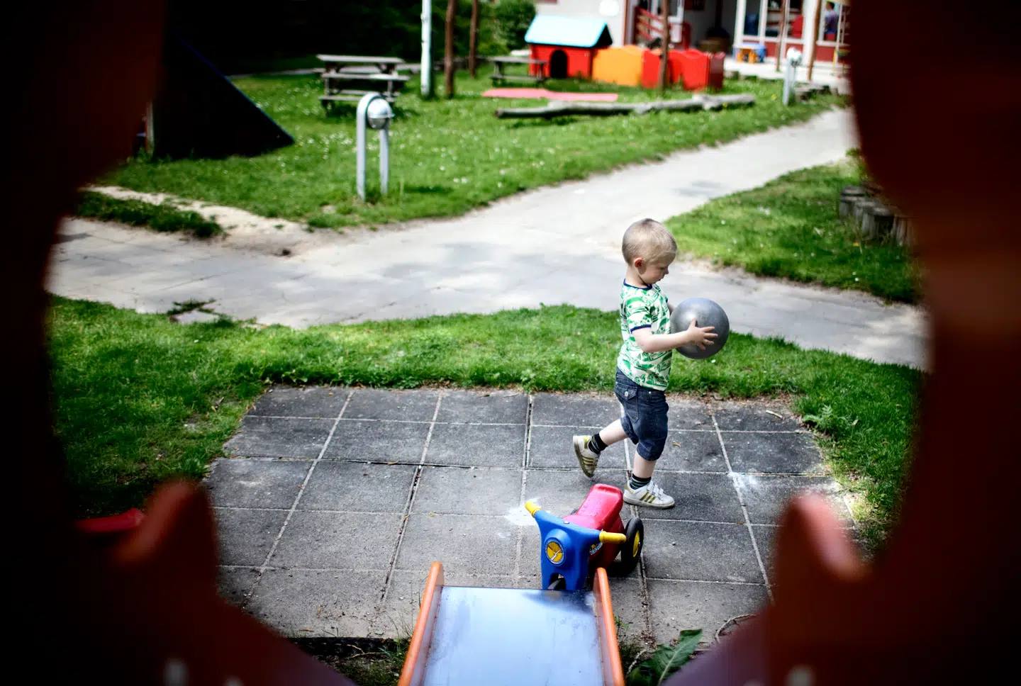 Betaling af daginstitutionerne udgør en væsentlig del af børnefamiliernes økonomi. Men fra næste år bliver det billigere.