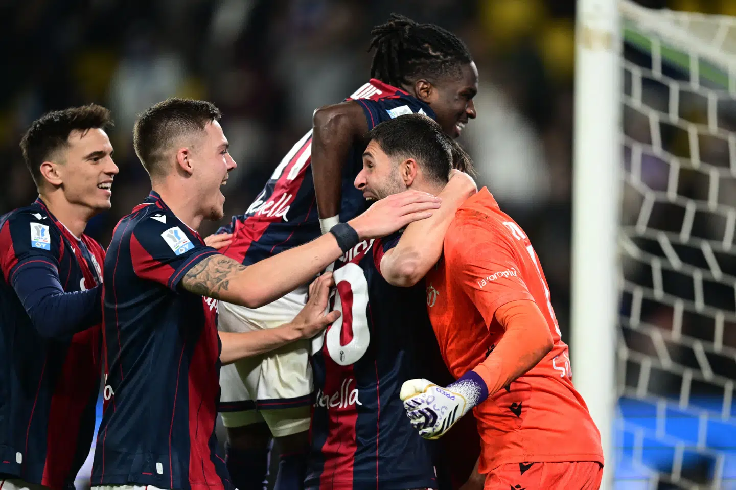 Bologna-spillerne jubler efter at have sikret en finaleplads i den italienske Super Cup.