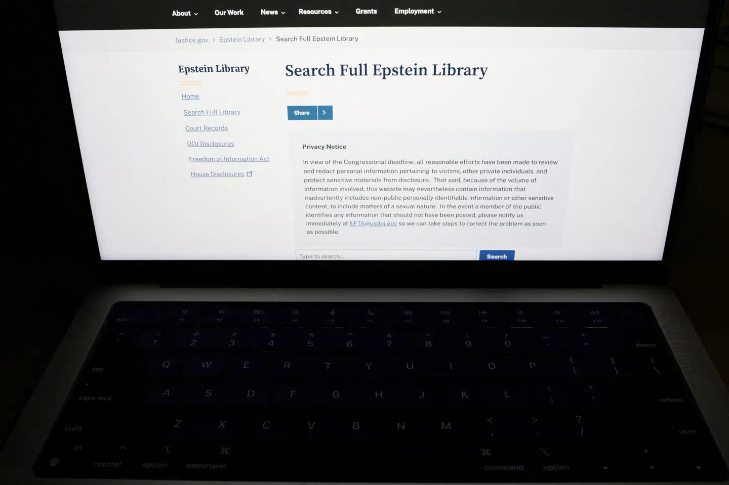 Det amerikanske justitsministerium er fredag, kort før en deadline sat af Kongressen, gået i gang med at udgive dokumenter om den afdøde dømte sexforbryder Jeffrey Epstein.