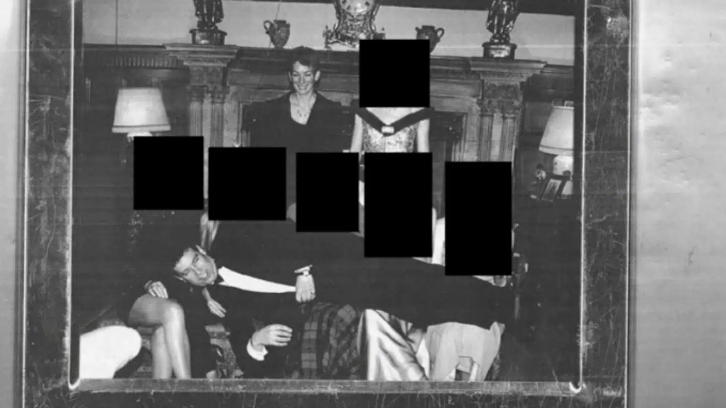 En ung Andrew Mountbatten-Windsor poserer på skødet af fem anonymiserede kvinder sammen med Ghislaine Maxwell.