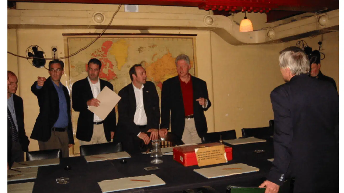 Her ses Bill Clinton og Kevin Spacey stå rundt om et bord inden, hvad der ligner et møde med flere øvrige mænd.