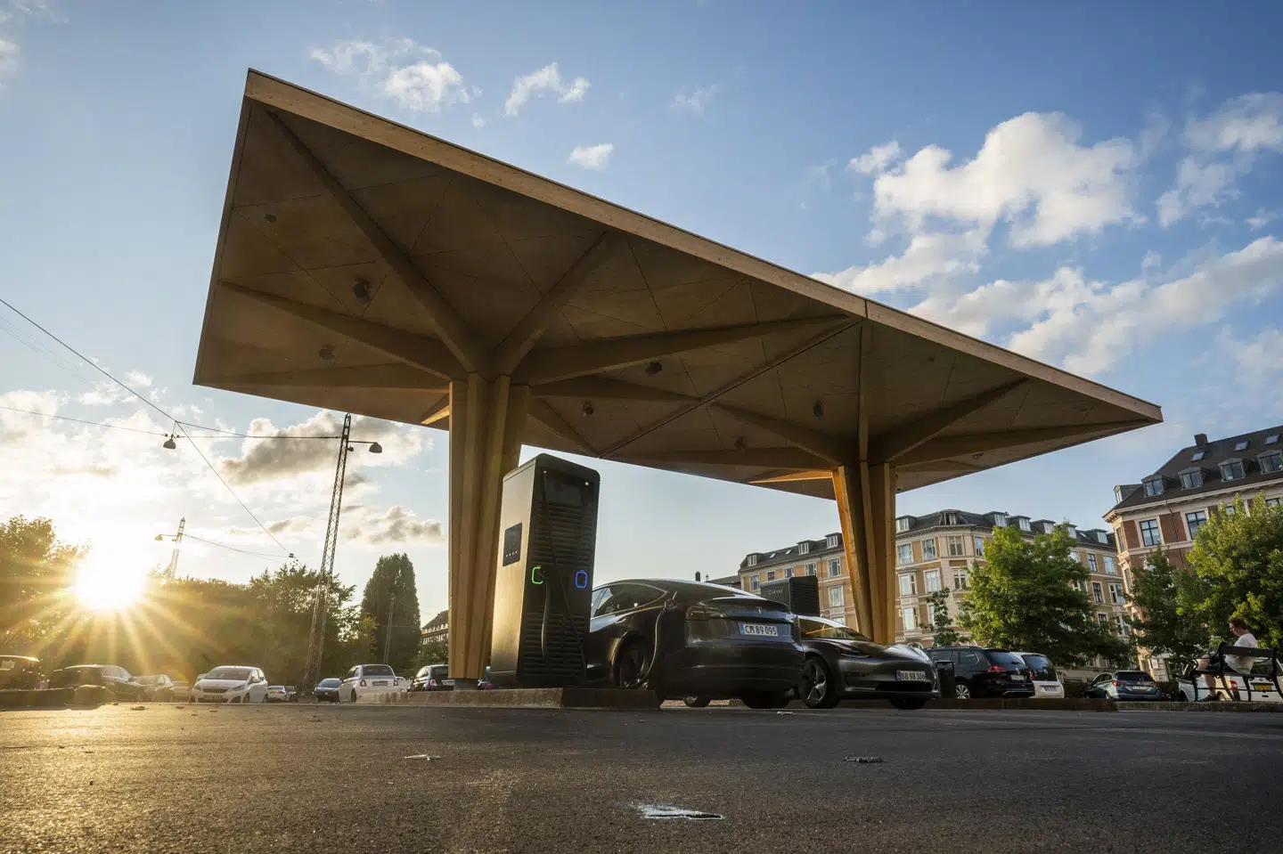Clever har fået ekstra travlt i år, da flere elbiler er kommet til. På billedet kan man se ladestandere bag Frederiksberg Rådhus i august 2021. (Arkivfoto).