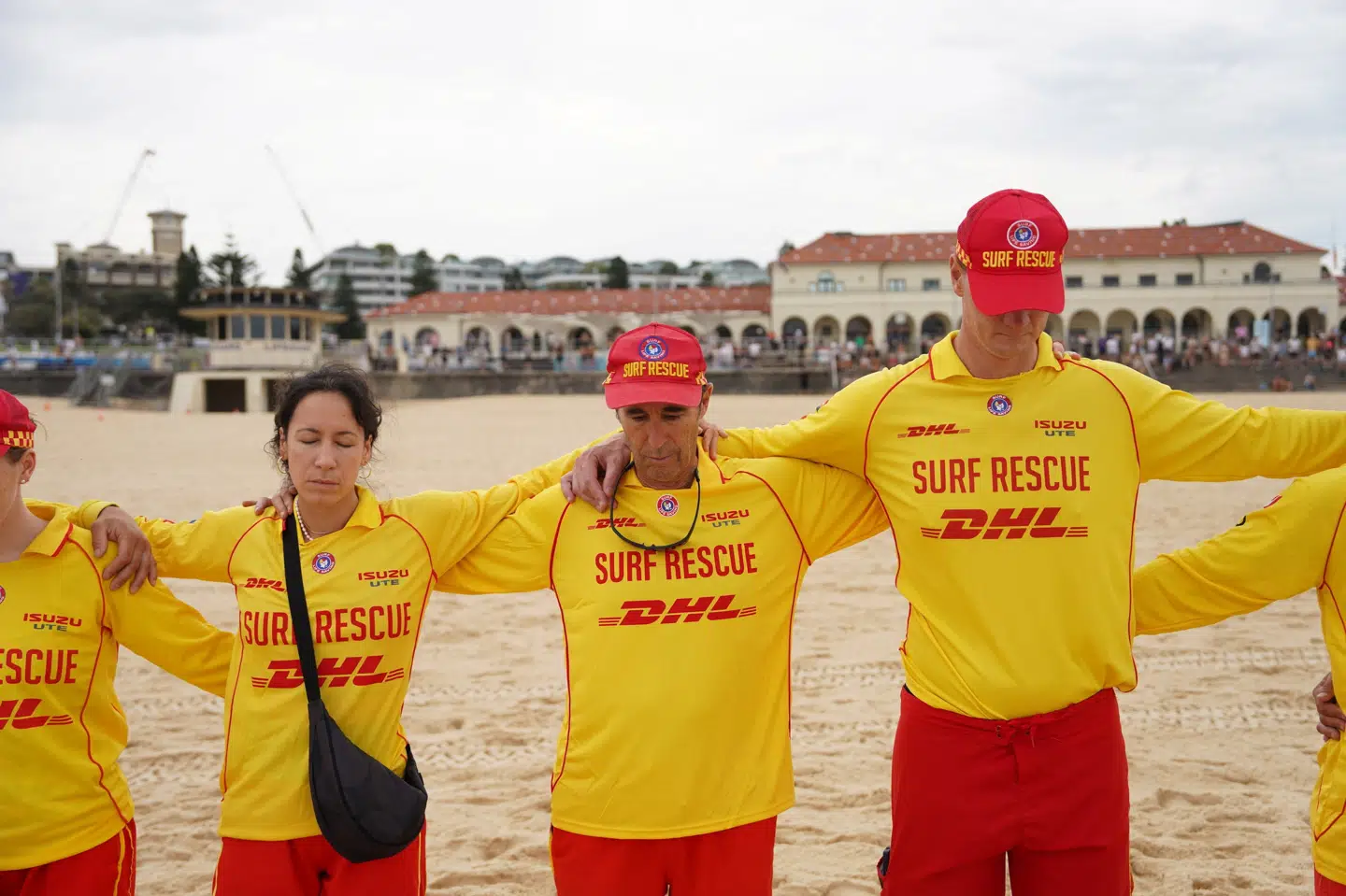 Medlemmer af de to livredderklubber Bondi Surf Life Saving Club og North Bondi Surf Life Saving Club var lørdag morgen samlet på stranden Bondi Beach i Sydney i Australien, hvor de holdt to minutters stilhed for ofre for angreb.