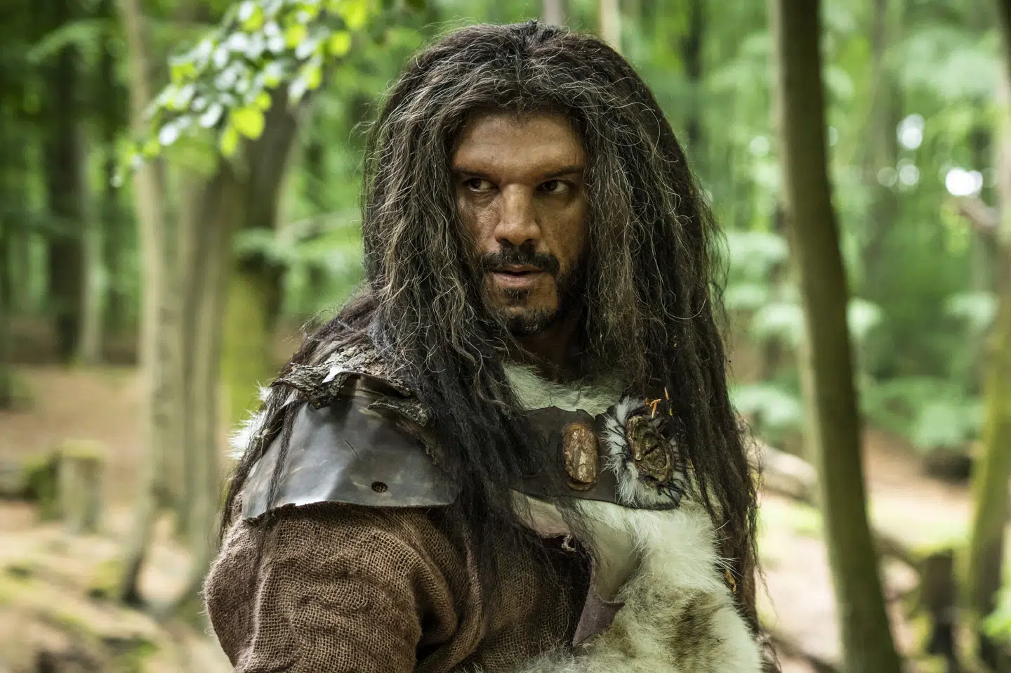 Afshin Firouzi spiller ulveskifternes leder, Mato, i TV 2's julekalender "Valdes jul - vintermiraklet". (PR-foto).