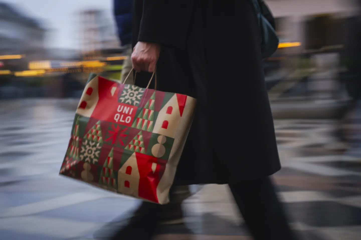 Flere danskere forventer at fylde poserne med julegaver på shoppingtur den sidste weekend inden juleaften. (Arkivfoto).