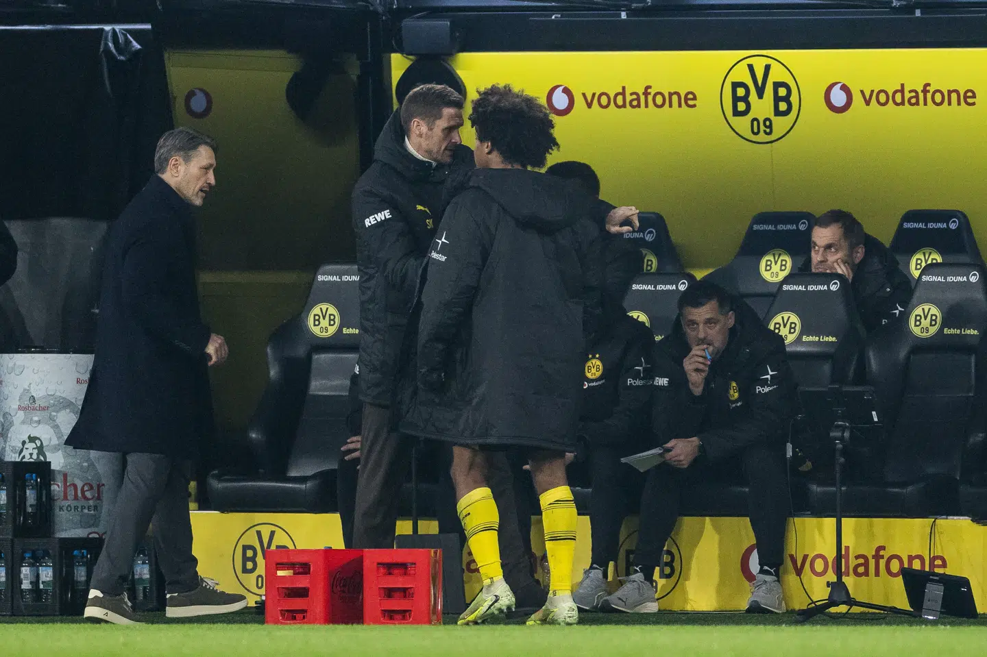 Sportsdirektør Sebastian Kehl forhindrede Karim Adeyemi i at gå direkte i omklædningsrummet efter sin udskiftning mod Mönchengladbach. Til venstre ses træner Nico Kovac.