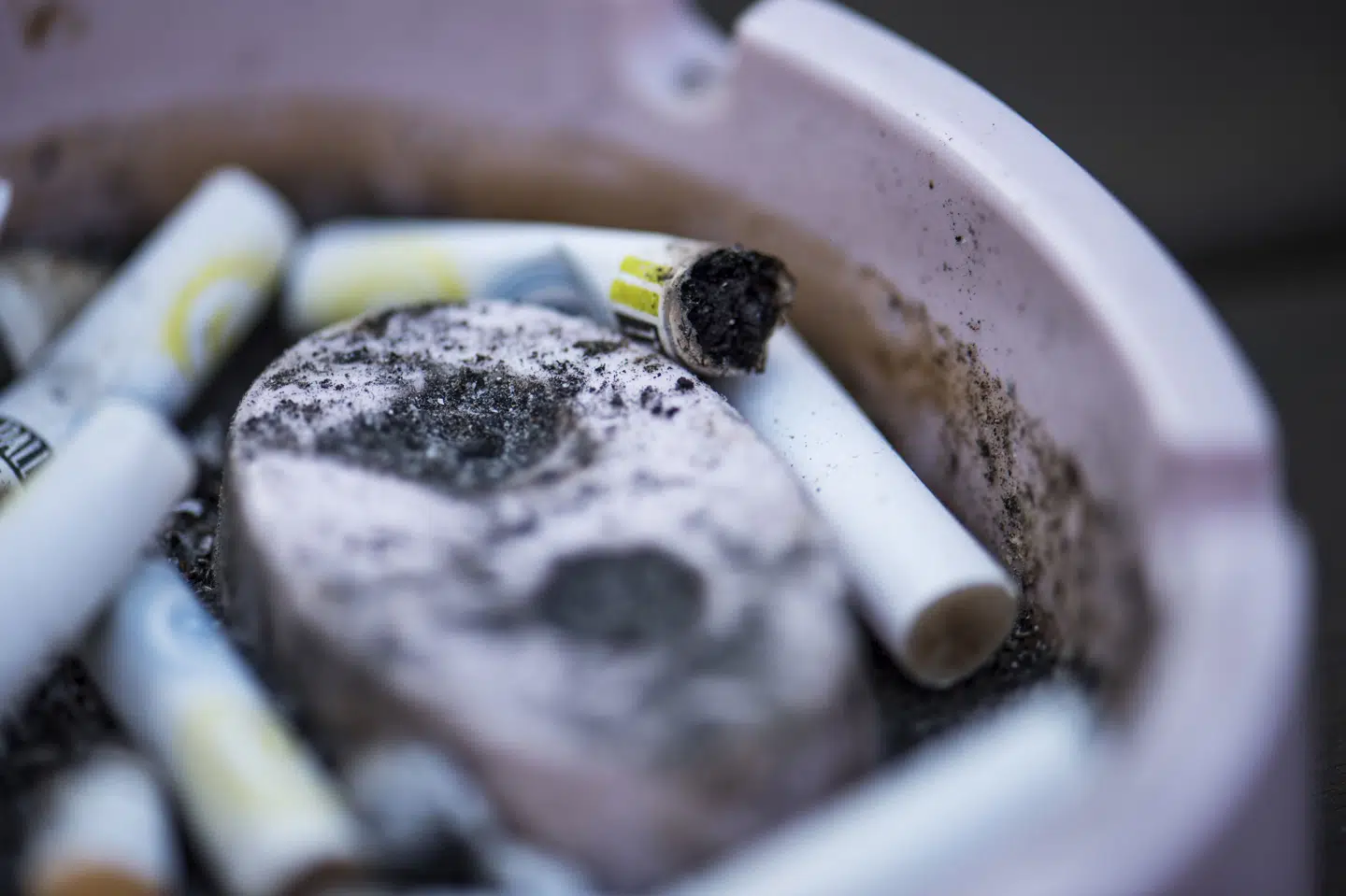 Askebægerne skal helst være helt tomme på værtshuse - også de små - ifølge størstedelen af danskerne, der foretrækker røgfri værtshuse, viser ny undersøgelse. (Arkivfoto).