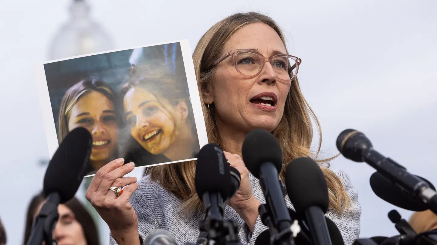 Annie Farmer holder her et billede af hende og søsteren, Maria Farmer. Sidstnævnte står nu frem i et interview om Epstein-sagen.