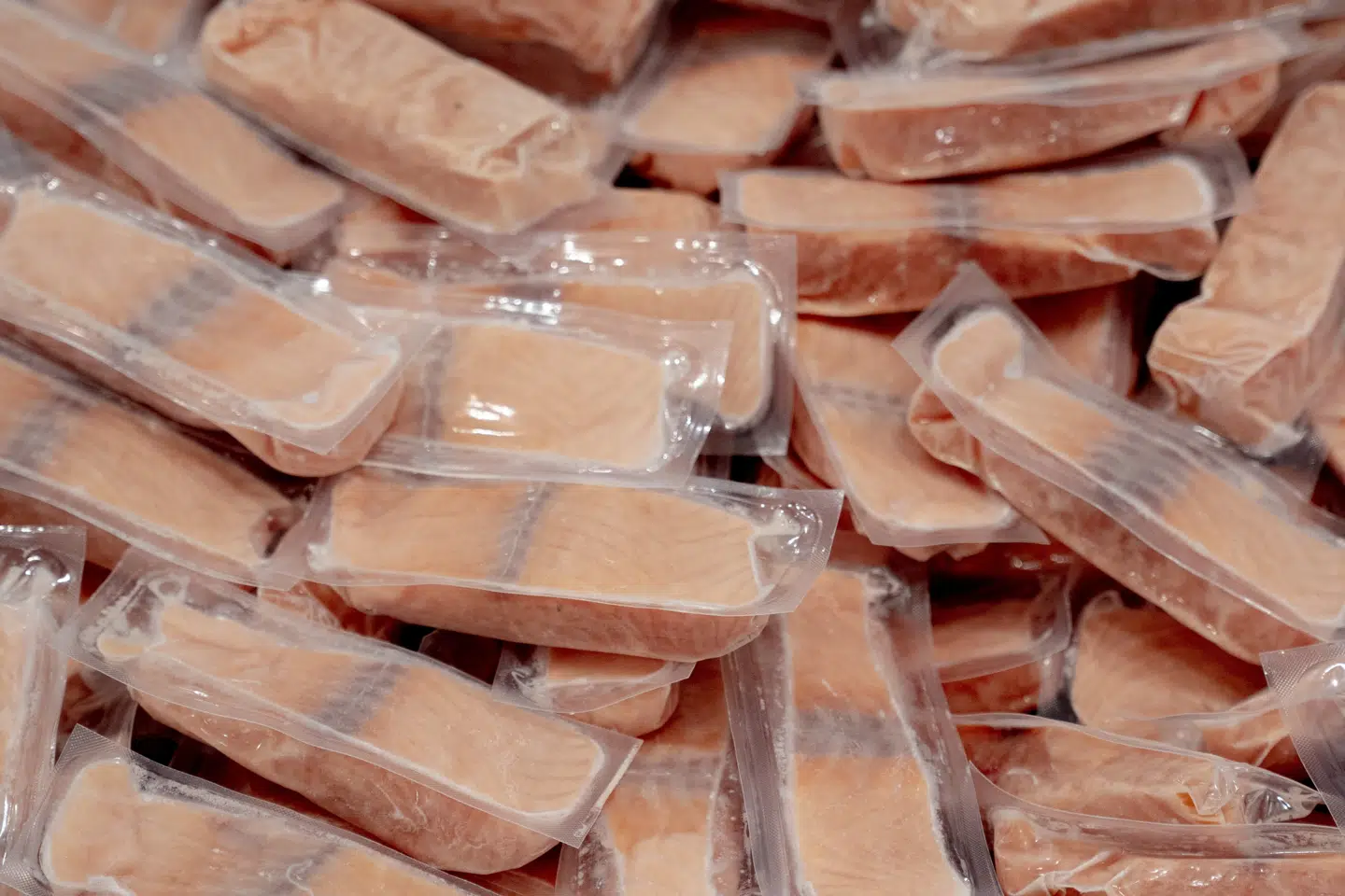 Fiskefabrikken Polar Salmon Hjerting Laks producerer røget, koldrøget og frosne fiskeprodukter, ligesom dem man ser på billedet, der dog ikke er fra virksomheden i Esbjerg. (Arkivfoto).