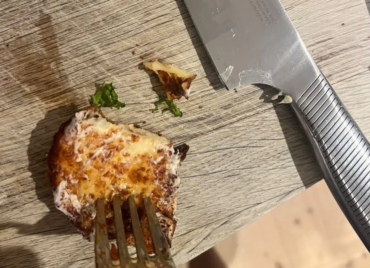 Her ses det stykke, som budet skar fra, inden han lagde halloumien tilbage i bowlen.