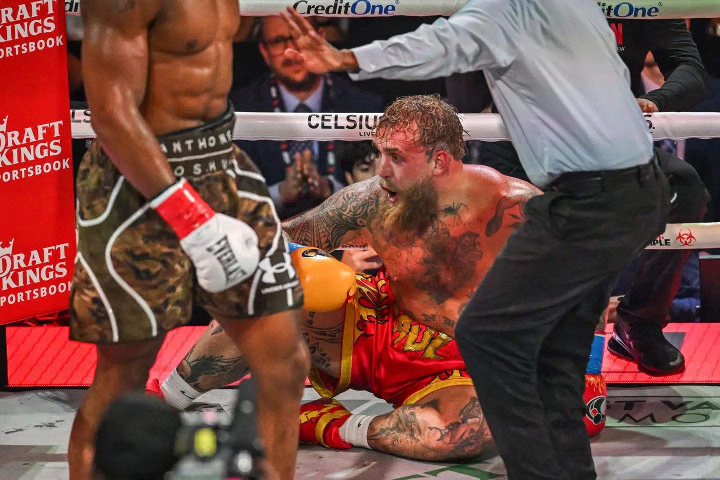 Jake Paul blev stoppet i sjette omgang og har siden fået konstateret to brud på kæben.