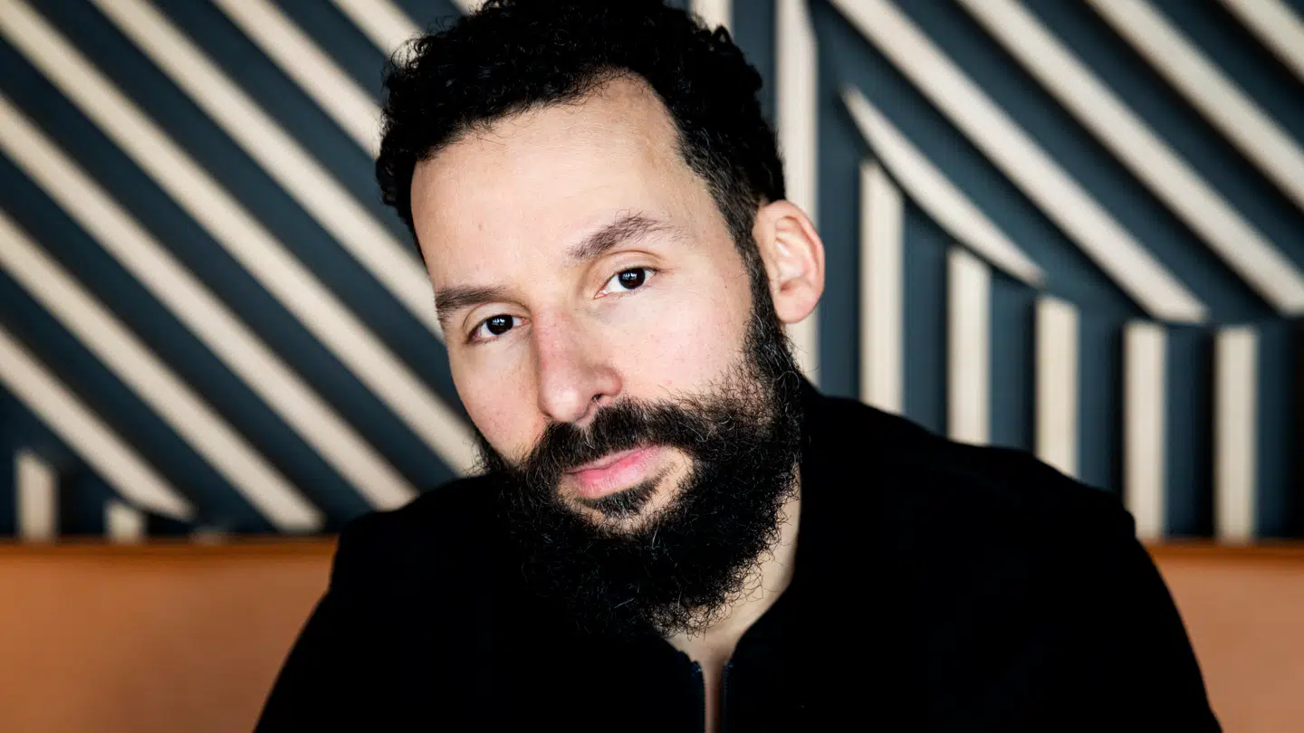 Isam B fik i 2020 den omdiskuterede sang 'Ramadan i København' med i den nye udgave af Højskolesangbogen. Isam B kom tilbage i 2023 i vælten, da han i et interview med Berlingske udtalte, at Hamas ikke var en terrororganisation.