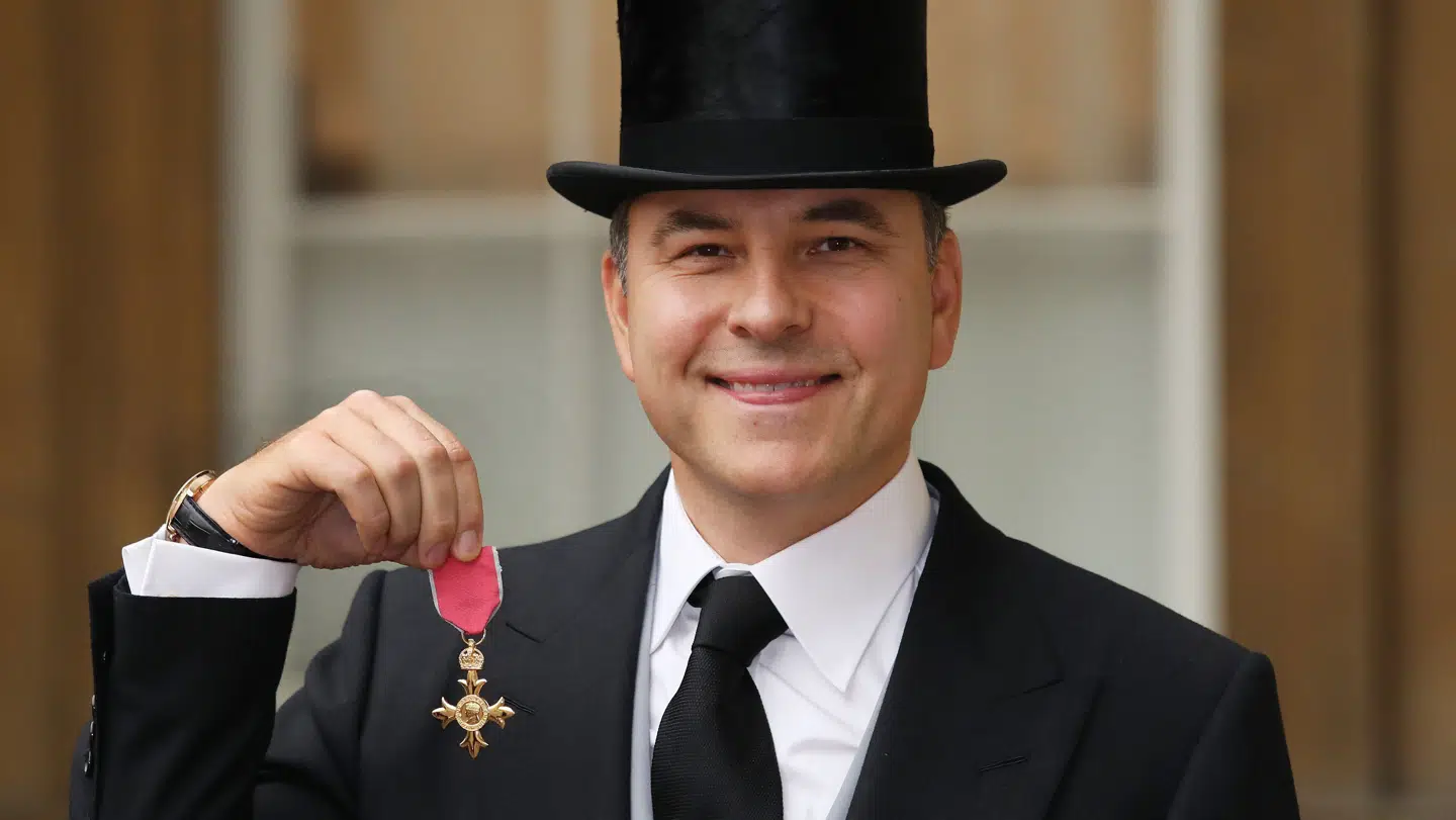 Den engleske komiker, forfatter og skuespiller David Walliams har den fine 'The Order of the British Empire'.