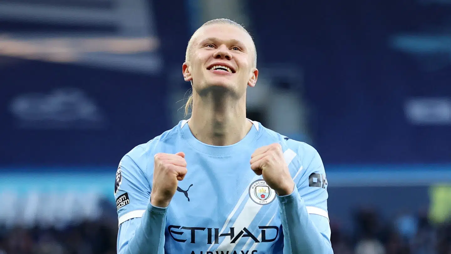 Erling Haaland vil forære netop denne fodboldtrøje fra lørdagens kamp mod West Ham til fodboldlegendens børnebørn.