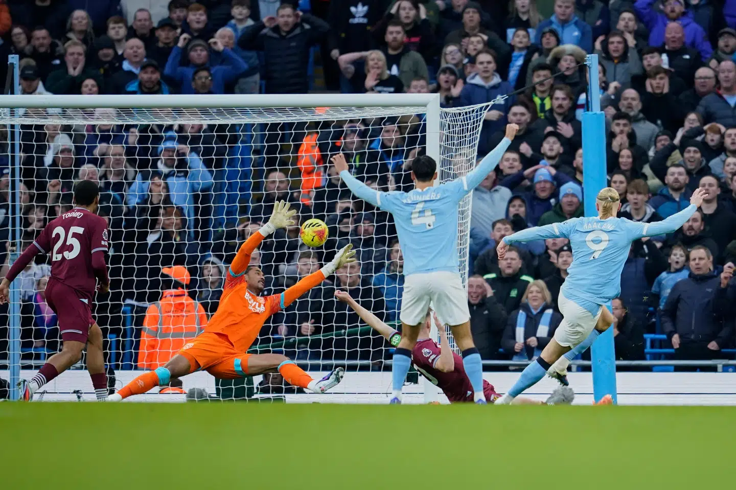 Erling Haaland bragte Manchester City på 1-0 i det femte minut.