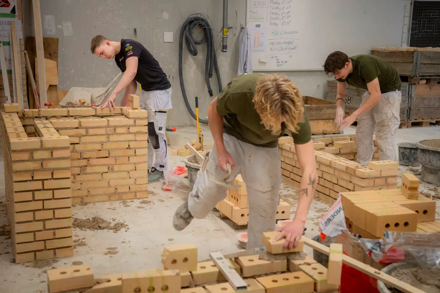 I de seneste ti år har flere unge valgt gymnasiet til frem for en erhvervsfaglig uddannelse som for eksempel murer. Den tendens er særlig udtalt i København og nord for hovedstaden.