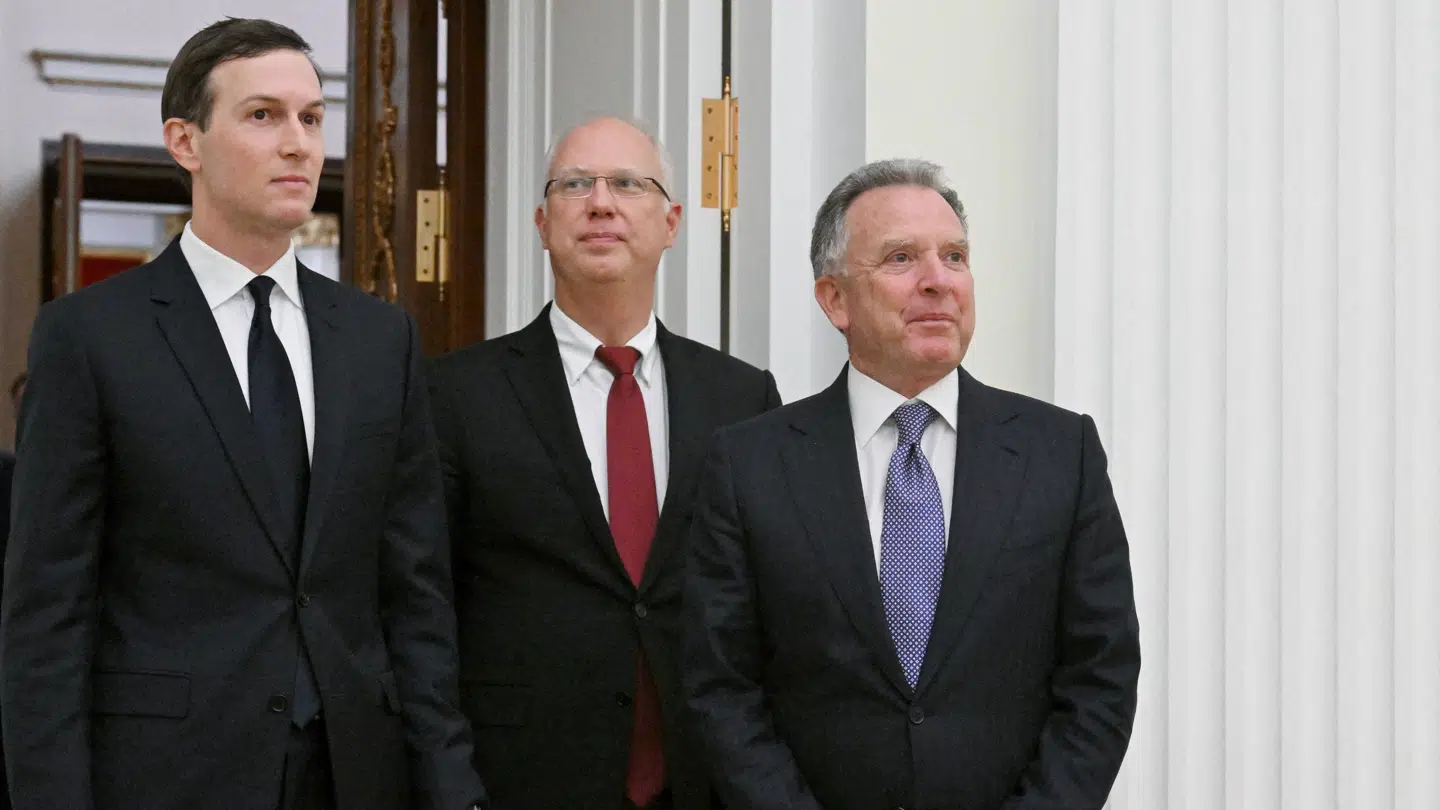 Arkivfoto. Ruslands særlige udsending Kirill Dmitrijev, der her ses mellem USA's særlige udsending Steve Witkoff (t.h.) og præsident Donald Trumps svigersøn Jared Kushner (t.v.), mødtes tidligere i december i den russiske hovedstad, Moskva. Lørdag er der endnu et møde i Miami i Florida.