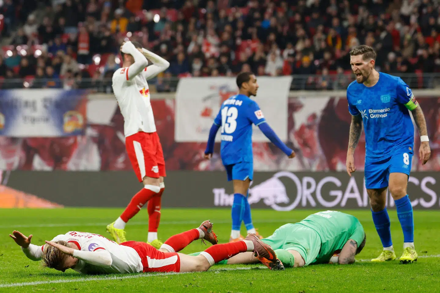 Liggende i græsset ærgrer angriber Conrad Harder sig over en misbrugt chance, da RB Leipzig tabte lørdagens opgør hjemme mod Kasper Hjulmands Bayer Leverkusen.