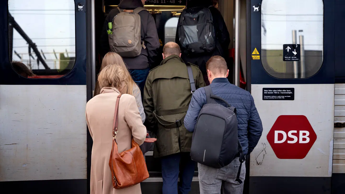 Togene er proppet i juletiden.