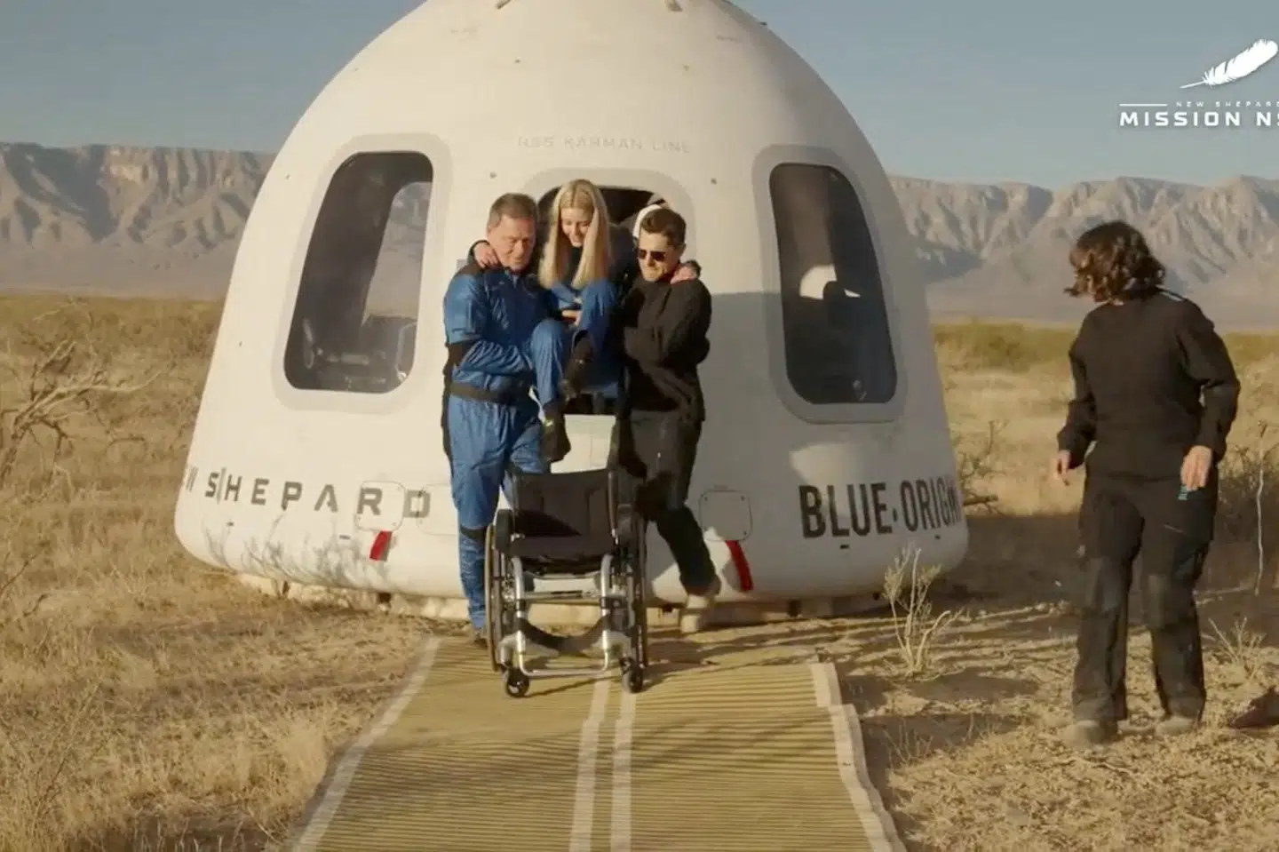 Ingeniør Michaela Benthaus løftes ud af en rumkapsel, der lørdag eftermiddag dansk tid landede i Van Horn i Texas efter en ti minutters tur ud i rummet.
