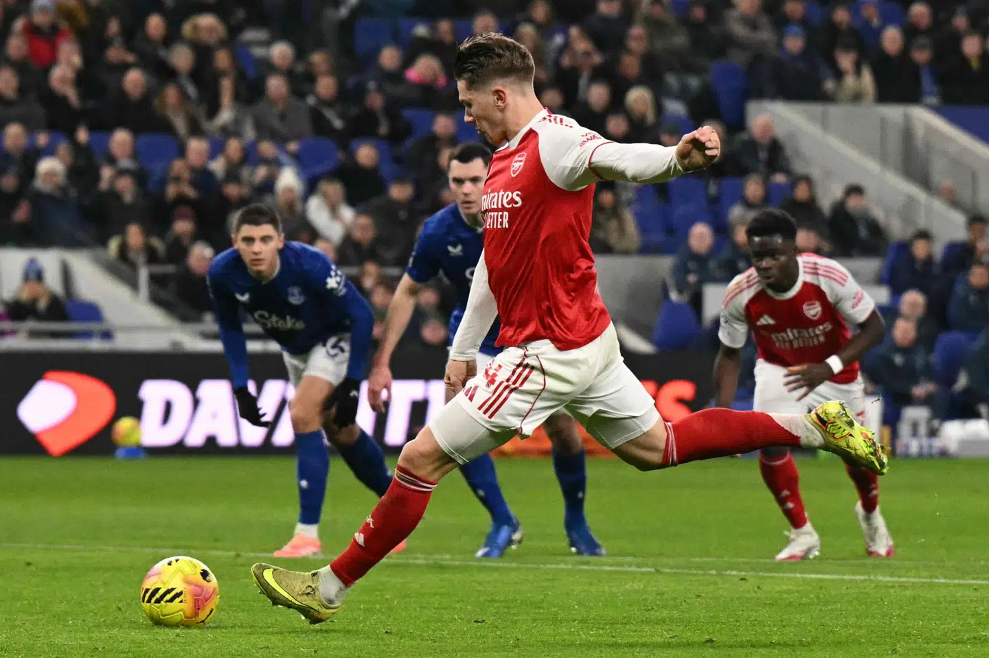 Viktor Gyökeres tordner Arsenal på 1-0 mod Everton.