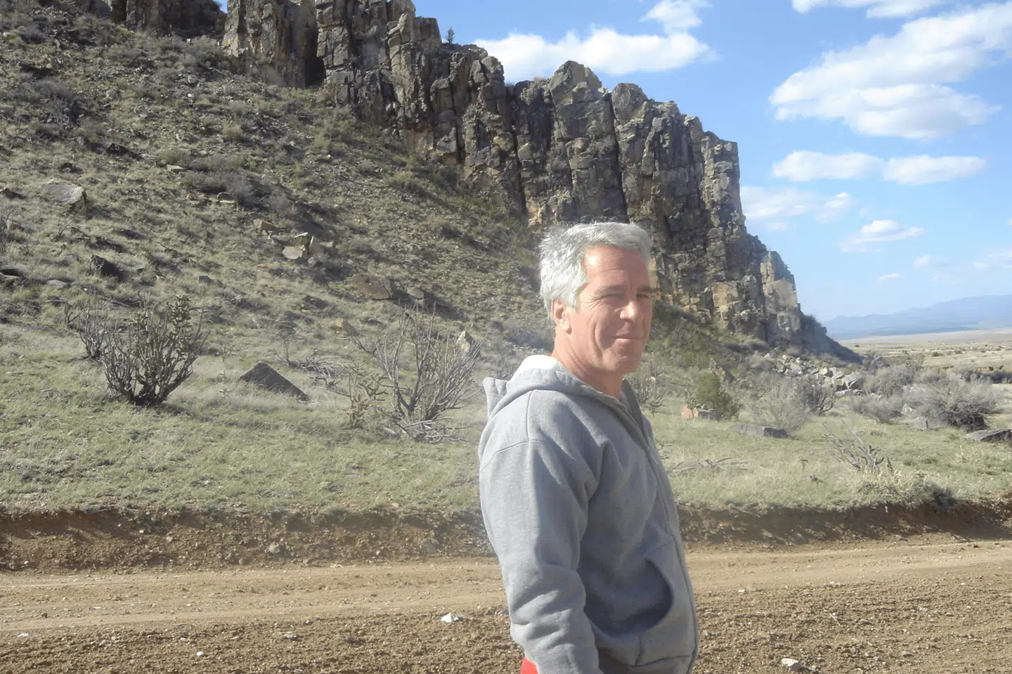 Jeffrey Epstein ses her på et af de billeder, der fredag blev offentliggjort af USA's justitsministerium. Lørdag er 16 dokumenter relateret til sagen mod den afdøde finansmand forsvundet fra ministeriets hjemmeside. (Arkivfoto).