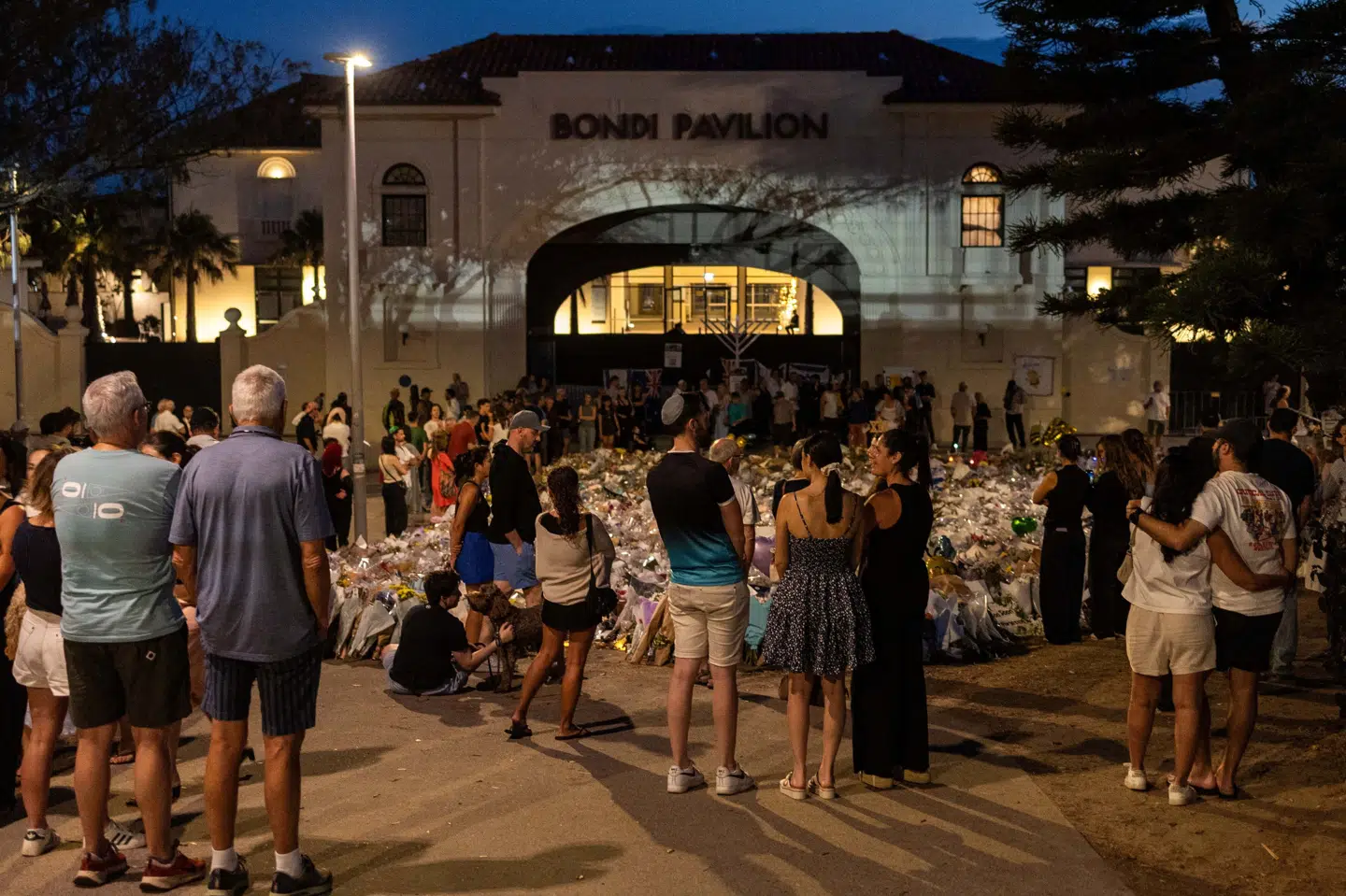 Indbyggere i Sydney var lørdag dukket op ved Bondi Beach, hvor de mindedes ofrene for angreb, der fandt sted 14. december.