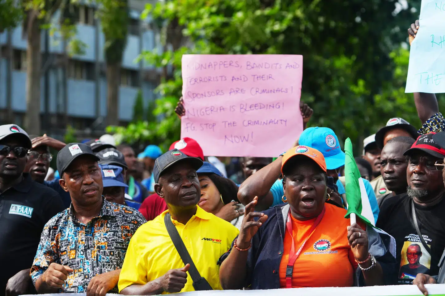 Den 17. december var flere nigerianere på gaden i Lagos i Nigeria til demonstration mod usikkerhed i gaderne. Lørdag har USA meldt ud, at landet har indgået aftale om sundhedssystemet i landet. (Arkivfoto).